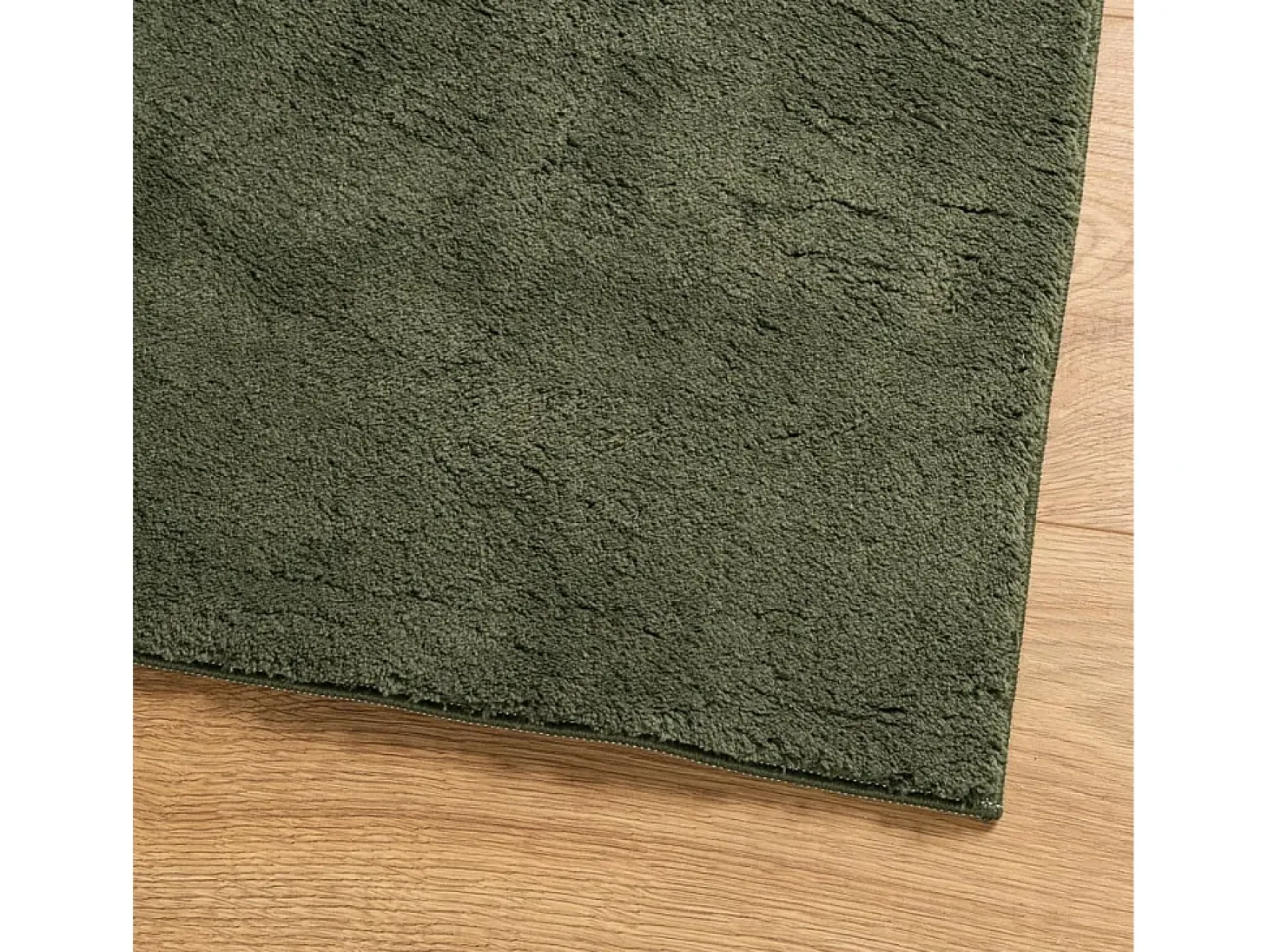 Alfombra HUARTE de pelo corto suave y lavable color verde bosque 100x200 cm