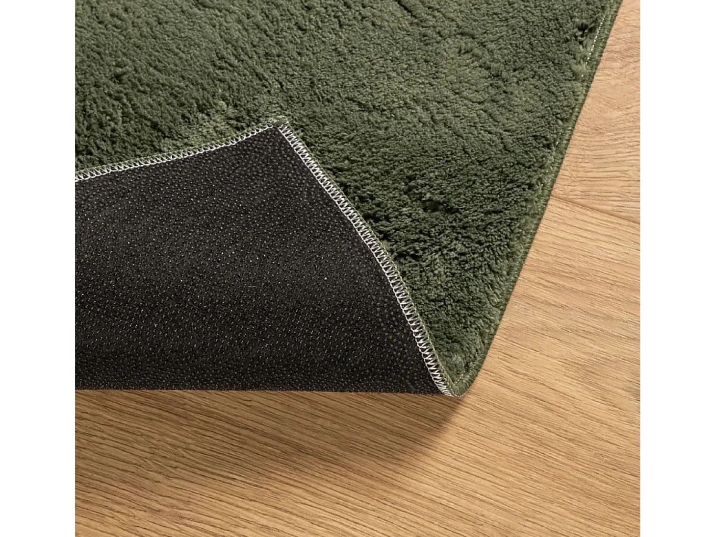 Alfombra HUARTE de pelo corto suave y lavable color verde bosque 100x200 cm