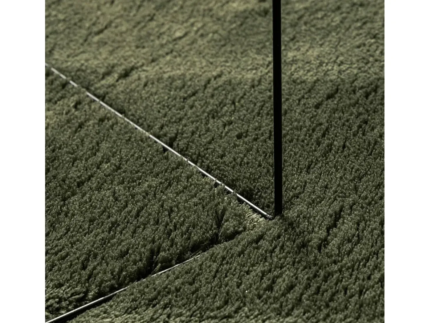 Alfombra HUARTE de pelo corto suave y lavable color verde bosque 100x200 cm