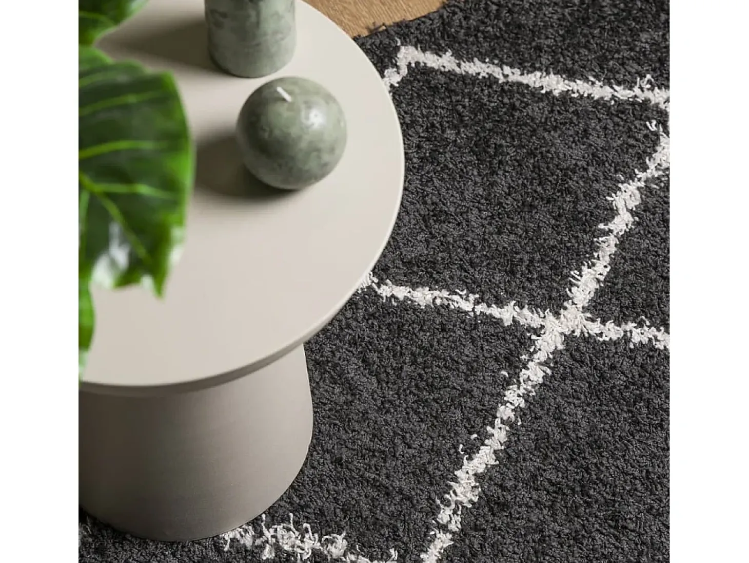 Alfombra moderna de pelo largo en color negro y crema de 200 x 280 cm