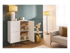 Aparador alto de diseño con 4 puertas y grabados de metal blanco mate y dorado 86 cm OZEN