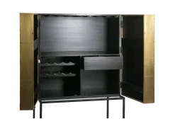 Aparador con 2 puertas de madera oscura y dorada, patas de metal negro.