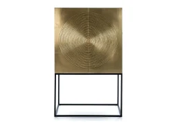 Aparador con 2 puertas de madera oscura y dorada, patas de metal negro.
