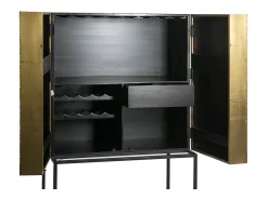 Aparador con 2 puertas de madera oscura y dorada, patas de metal negro.