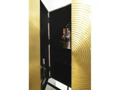 Aparador con 2 puertas de madera oscura y dorada, patas de metal negro.
