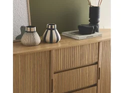 Aparador escandinavo efecto madera ranurada con 2 puertas correderas,