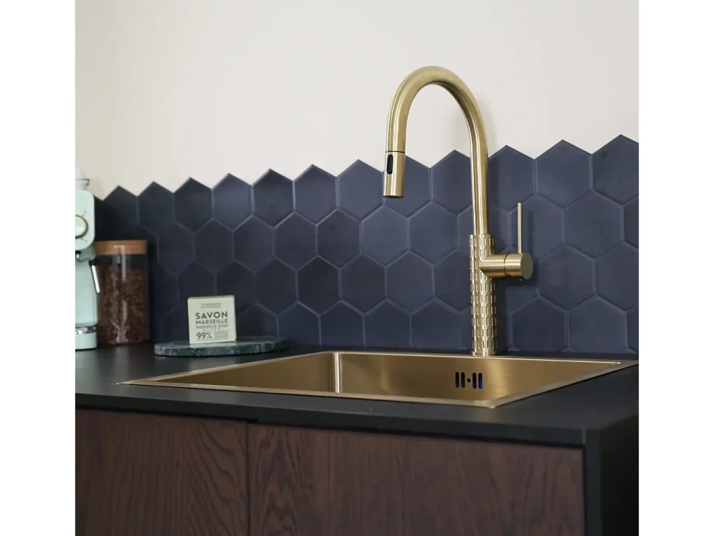 Architek mezclador de fregadero con rociador extraíble oro cepillado Essebagno