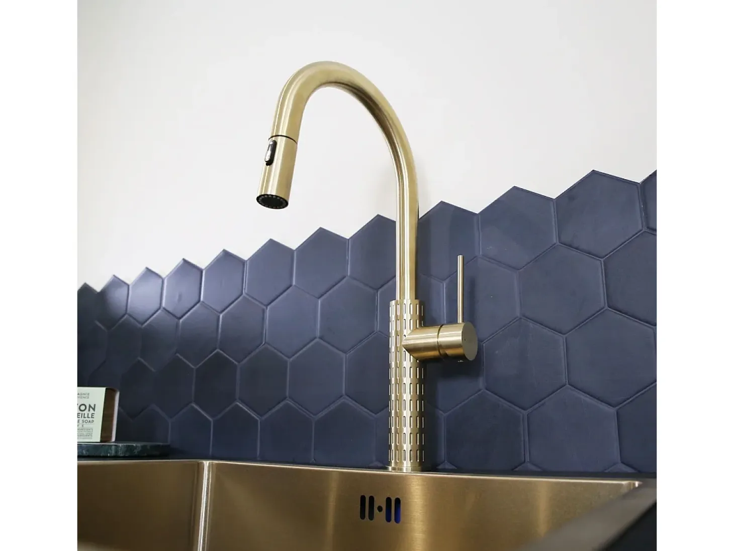 Architek mezclador de fregadero con rociador extraíble oro cepillado Essebagno
