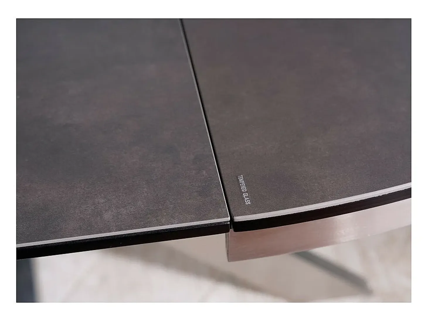Arena 120cm mesa redonda extensible de diseño gris oscuro con patas negro mate