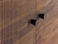 Armario de madera de palisandro y patas de metal marrón