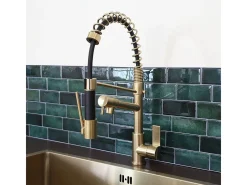 Big Hotto Mezclador para fregadero con ducha móvil en oro cepillado Essebagno