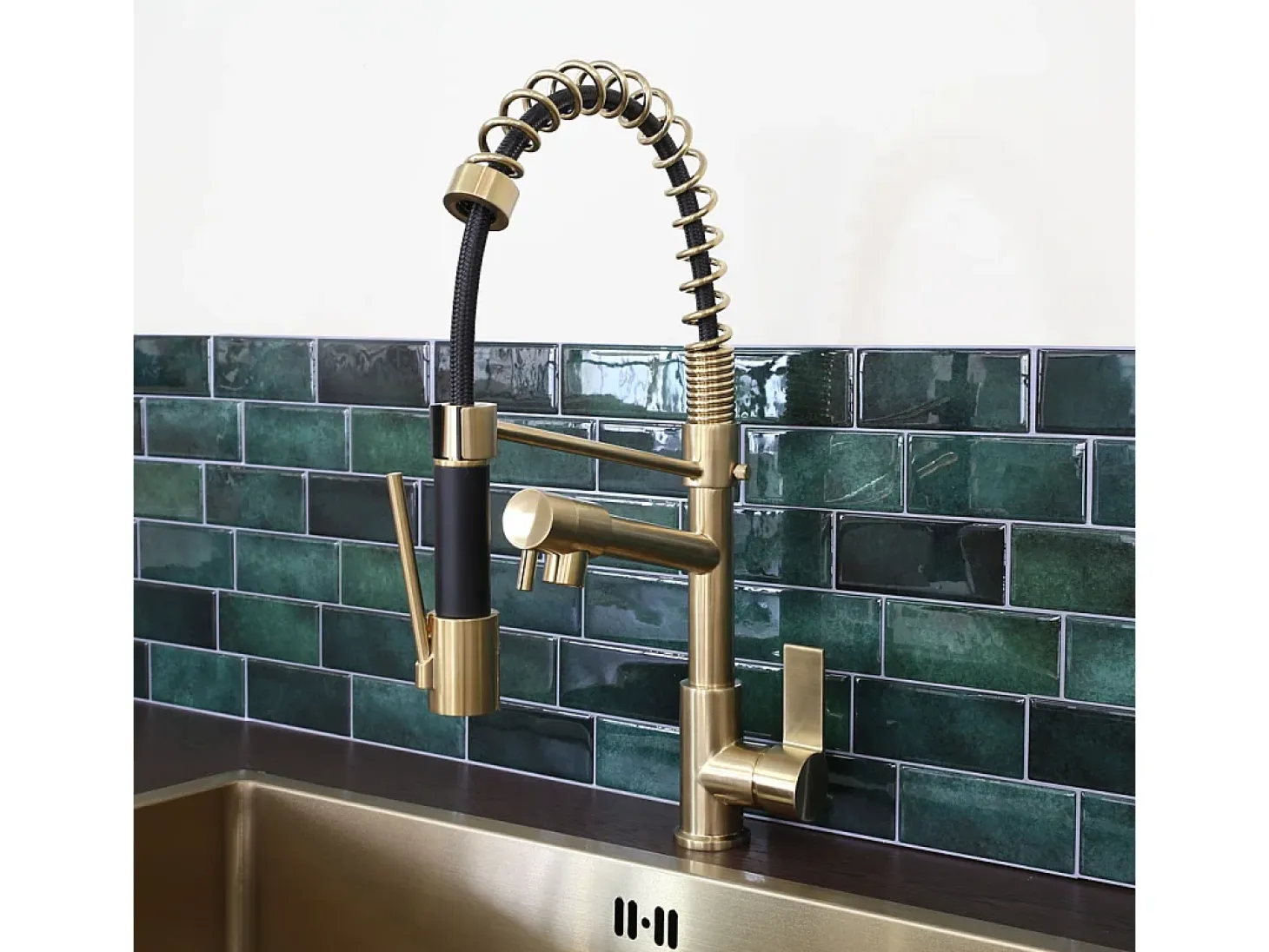 Big Hotto Mezclador para fregadero con ducha móvil en oro cepillado Essebagno