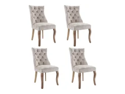 Conjunto de 4 sillas de terciopelo beige claro con patas de madera curvadas y botones decorativos.