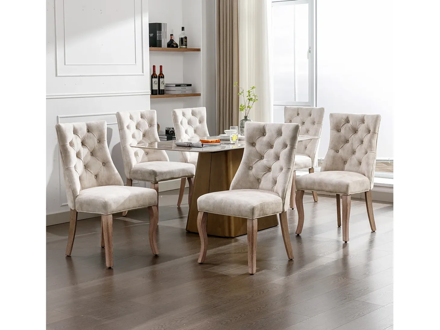 Conjunto de 6 sillas de terciopelo beige claro con patas de madera curvadas y botones decorativos.
