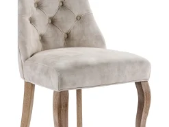 Conjunto de 6 sillas de terciopelo beige claro con patas de madera curvadas y botones decorativos.