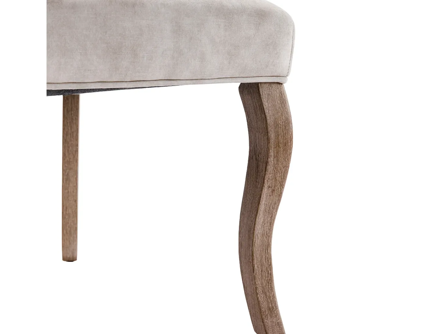 Conjunto de 6 sillas de terciopelo beige claro con patas de madera curvadas y botones decorativos.