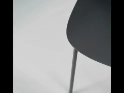 Conjunto de 4 sillas modernas de polipropileno gris "Azzurra" con estructura de metal pintado para salón.