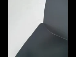 Conjunto de 4 sillas modernas de polipropileno gris "Azzurra" con estructura de metal pintado para salón.