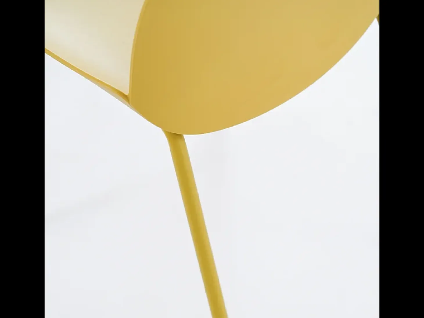 Conjunto de 4 sillas modernas "Azzurra" de polipropileno amarillo con estructura de metal pintado para salón.