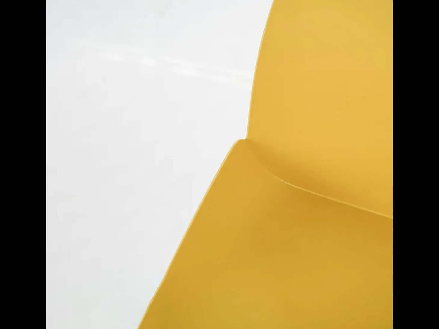 Conjunto de 4 sillas modernas "Azzurra" de polipropileno amarillo con estructura de metal pintado para salón.