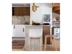 Conjunto de taburetes de bar TANNA de roble de 75 cm con asiento de plástico blanco