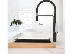 Hideno Mezclador para fregadero con ducha móvil negro y cromado Essebagno