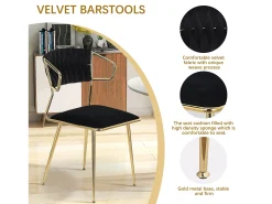 Juego de 2 sillas de comedor de terciopelo negro con respaldo acolchado y patas de metal.