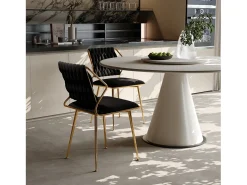 Juego de 2 sillas de comedor modernas tapizadas en terciopelo con estructura de metal dorado, color negro.