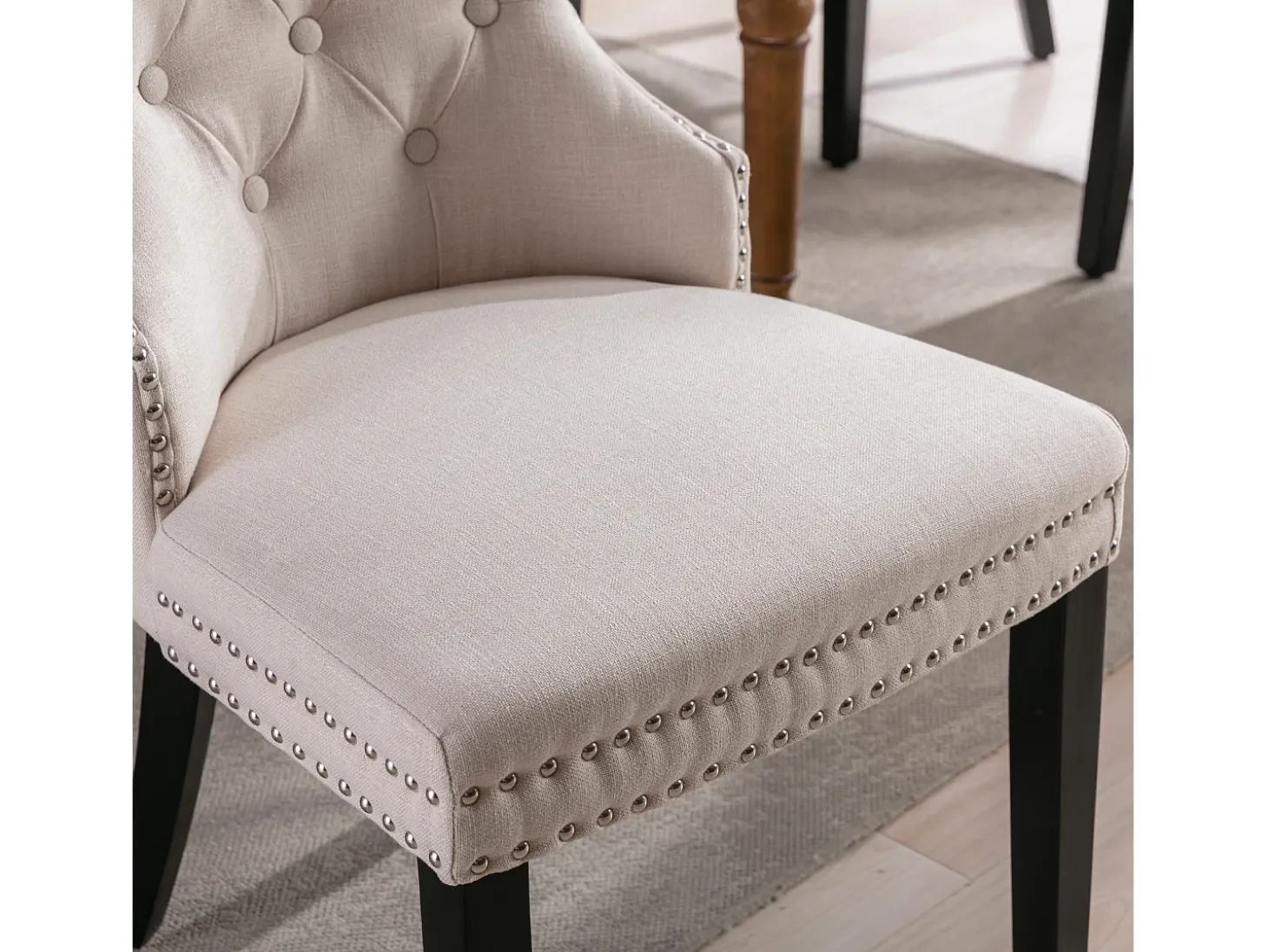 Juego de 2 sillas de comedor de lino con patas de roble, botones decorativos y tachuelas cromadas. Ideal para cocina, salón o salón, color beige (50 x 54 x 97 cm).