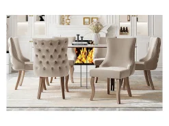 Juego de 6 sillas de comedor, tapizadas en terciopelo, con detalles de tachuelas y patas de madera maciza, color beige.