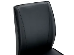 Juego de 4 sillas de comedor con patas de metal plateadas y piel sintética negra.