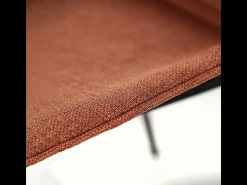 Juego de 4 sillas de comedor "Sami" de tela color óxido con elegantes patas modernas de metal pintado.