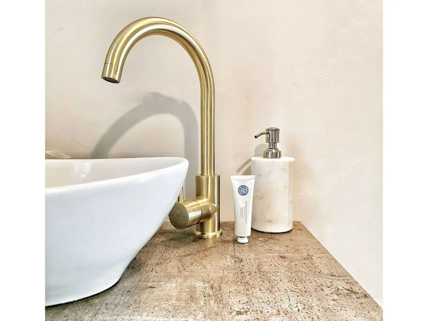 Kiwo mezclador para fregadero oro cepillado Essebagno