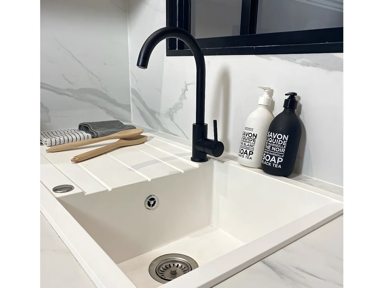 Kiwo mezclador para fregadero negro Essebagno