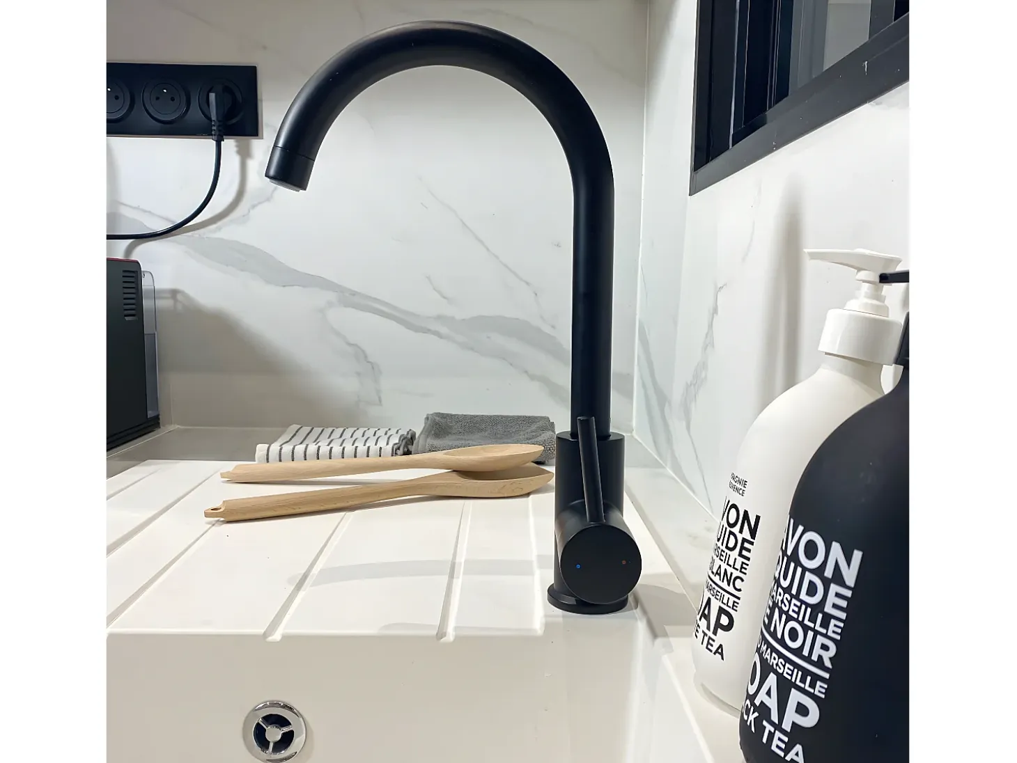 Kiwo mezclador para fregadero negro Essebagno