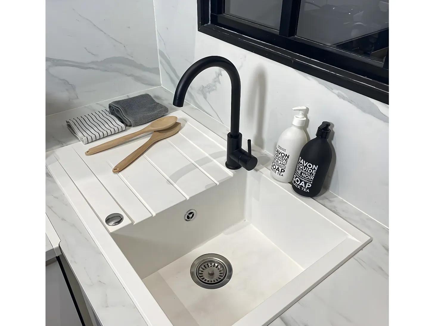 Kiwo mezclador para fregadero negro Essebagno