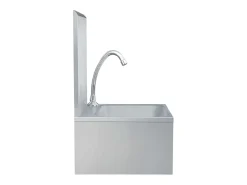 Lavabo de acero inoxidable con grifo y dispensador de jabón.