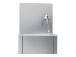 Lavabo de acero inoxidable con grifo y dispensador de jabón.