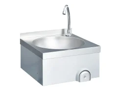 Lavabo de acero inoxidable con grifo y dispensador de jabón.