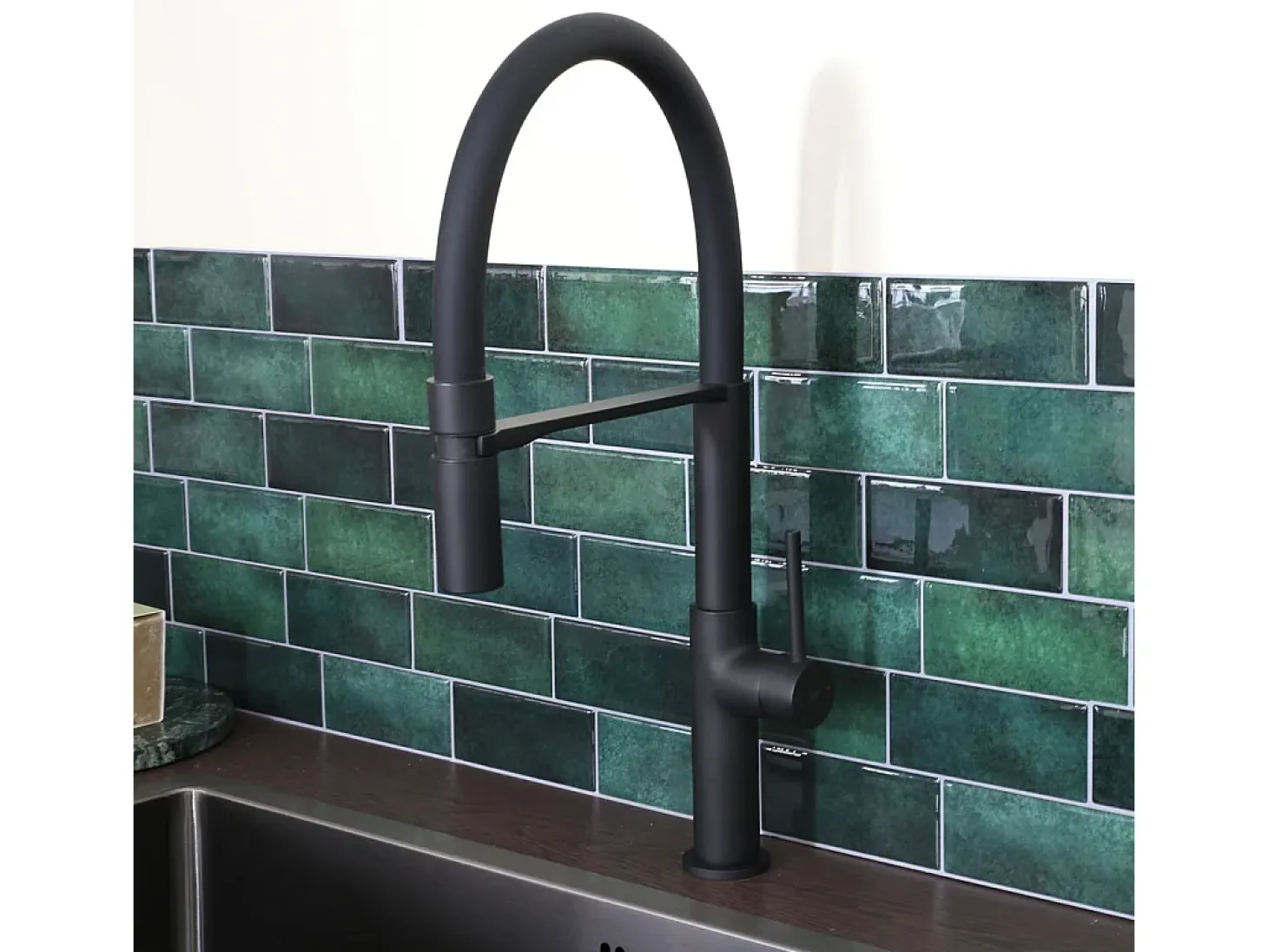 Magneto Mezclador monomando de fregadero con teleducha negro Essebagno