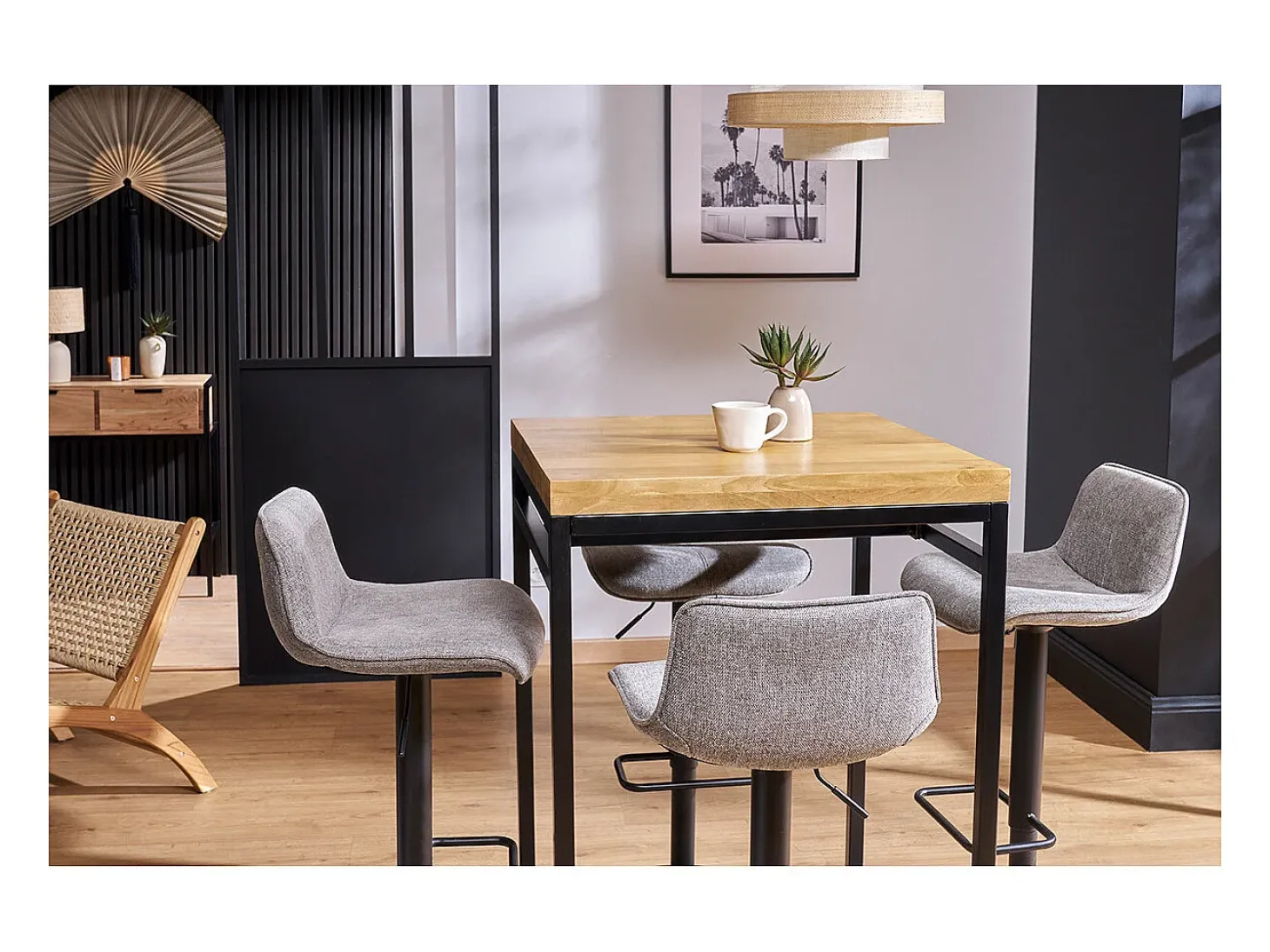 Mesa alta cuadrada en madera de mango y metal negro YPSTER