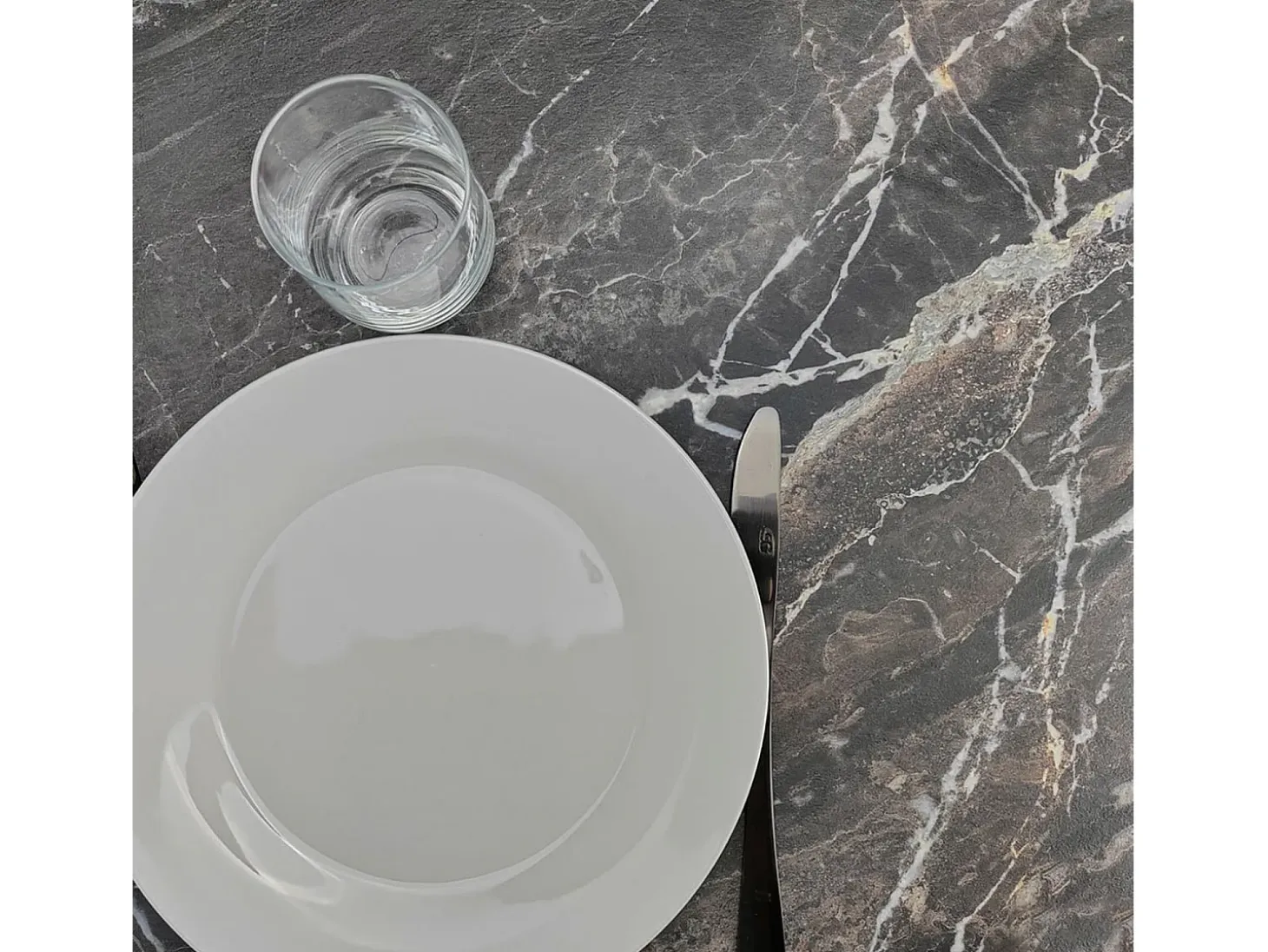 Mesa de bar 60 x 60 cm - Modelo redonda mármol royal con cantos de latón