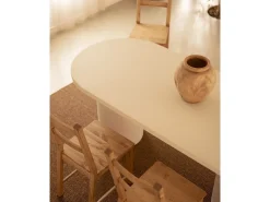 Mesa de comedor de madera de abeto maciza en microcemento ovalada y patas cilíndricas de 160x75cm en tono blanco roto - LUCÍA - DECOWOOD