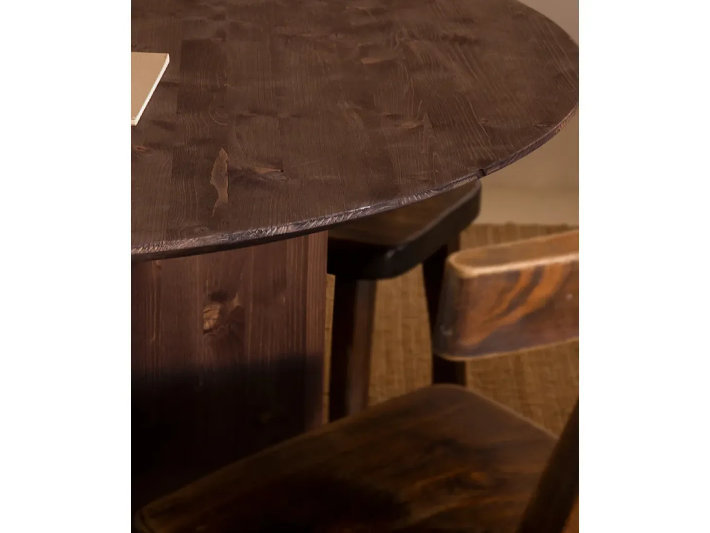 Mesa de comedor de madera de abeto maciza redonda Decowood en tono nogal de Ø110x75cm - TOKYO - DECOWOOD