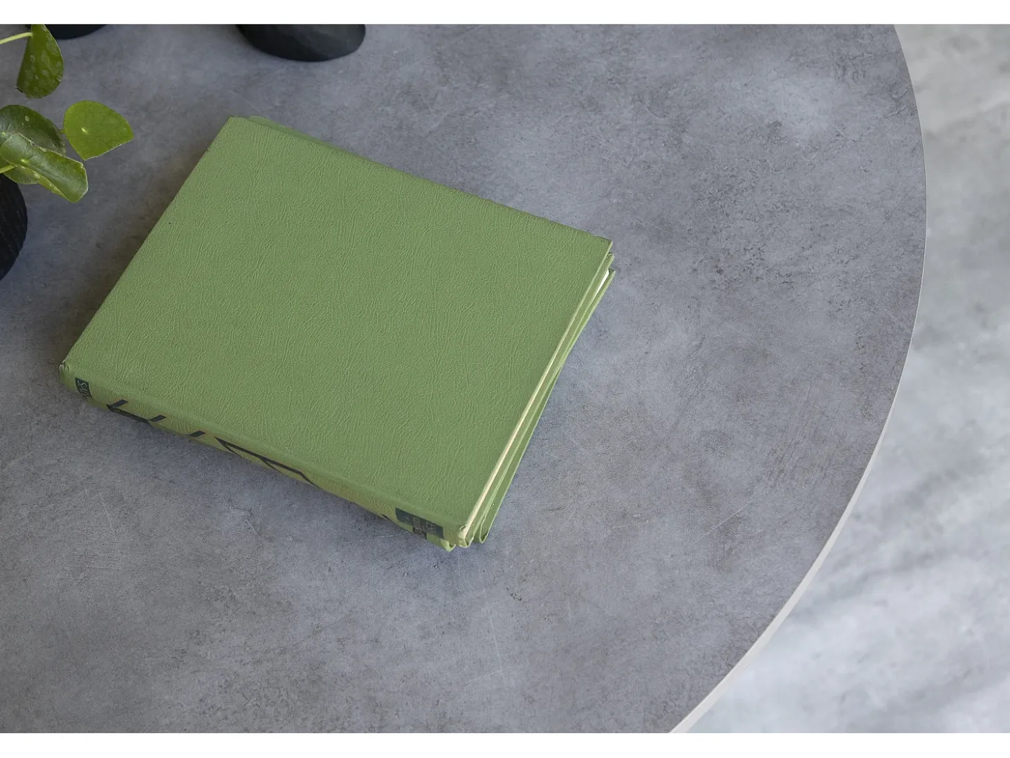 Mesa de comedor de panel laminado efecto microcemento de 120 cm