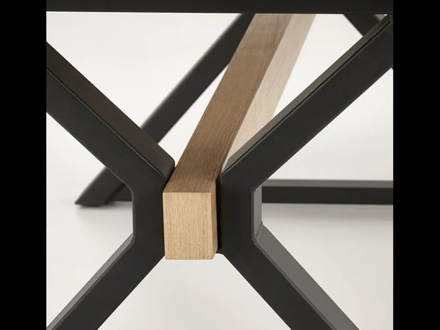 Mesa de comedor extensible 180 - 300 cm en madera natural con patas de metal negro HENRY