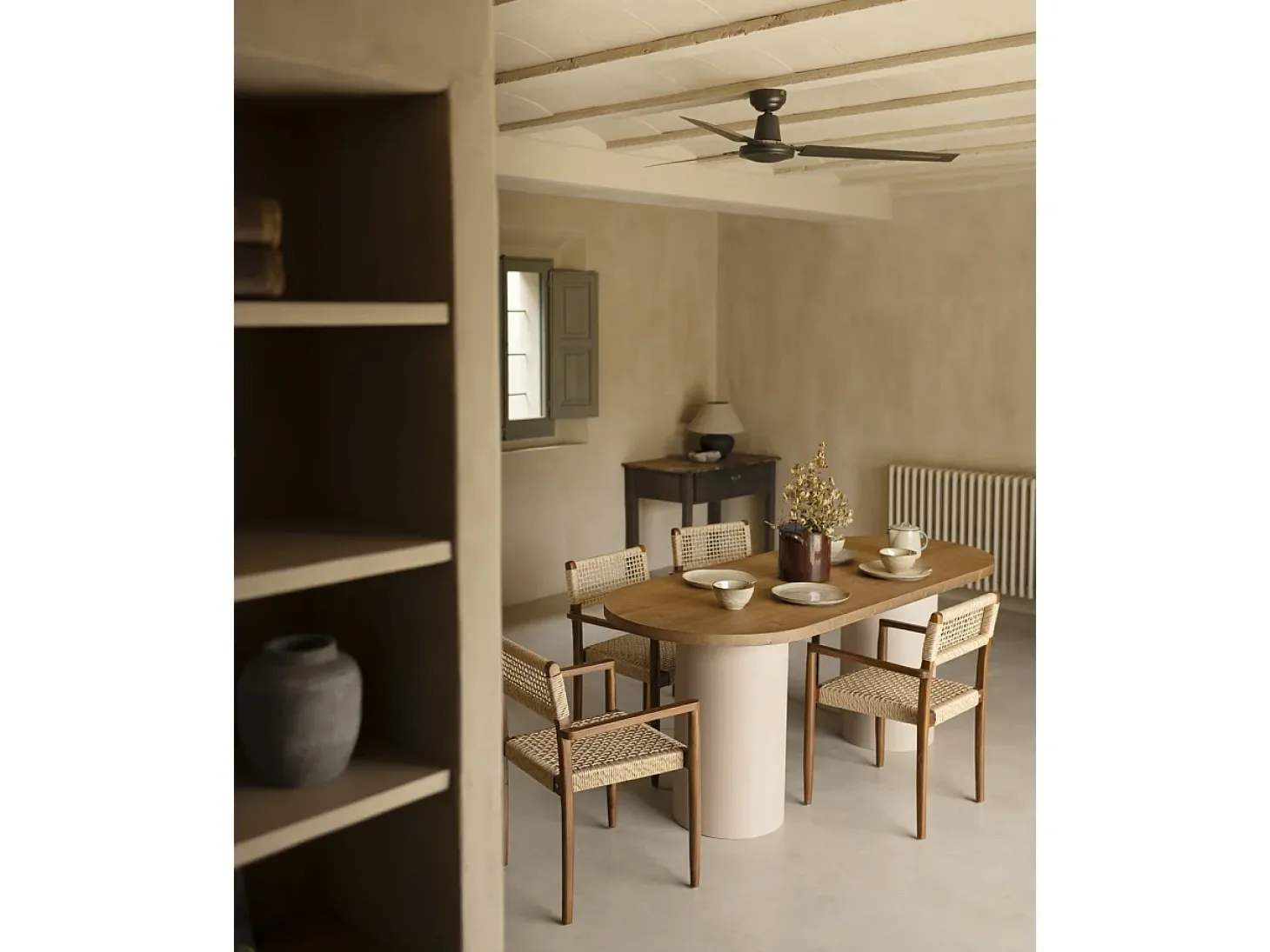Mesa de comedor ovalada de madera maciza tono roble oscuro y patas de microcemento en tono tierra DECOWOOD de 200x75cm - LUCÍA - DECOWOOD