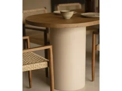 Mesa de comedor ovalada de madera maciza tono roble oscuro y patas de microcemento en tono tierra DECOWOOD de 200x75cm - LUCÍA - DECOWOOD