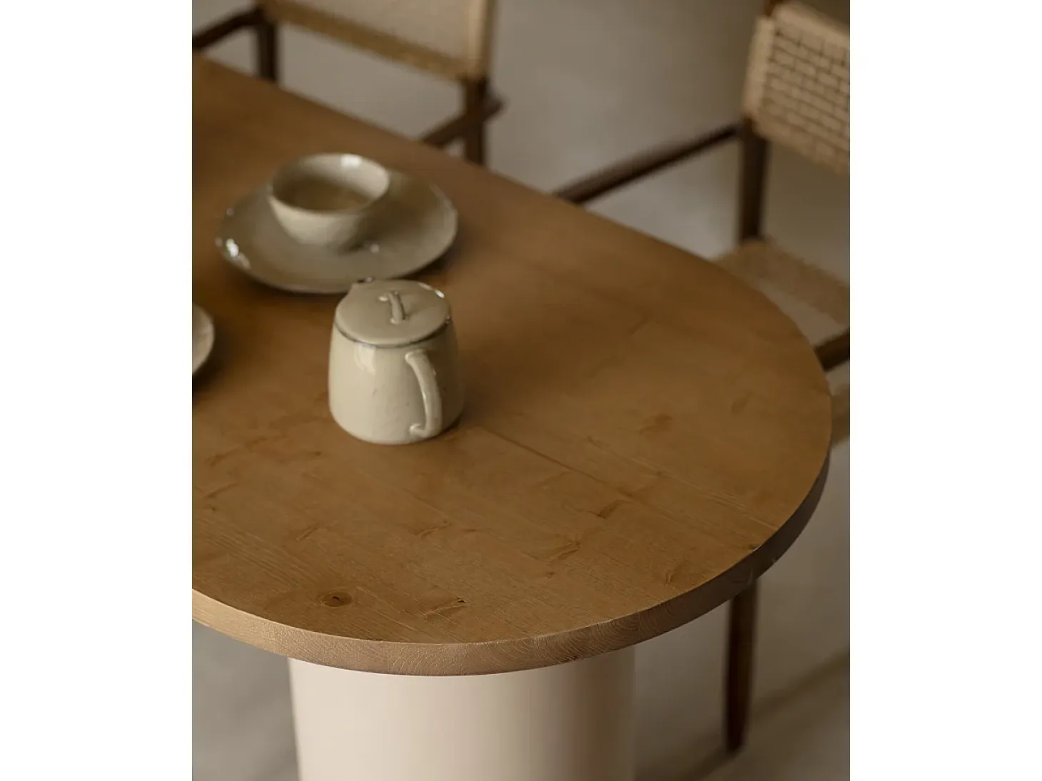 Mesa de comedor ovalada de madera maciza tono roble oscuro y patas de microcemento en tono tierra DECOWOOD de 200x75cm - LUCÍA - DECOWOOD