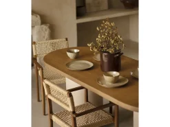 Mesa de comedor ovalada de madera maciza tono roble oscuro y patas de microcemento en tono tierra DECOWOOD de 200x75cm - LUCÍA - DECOWOOD